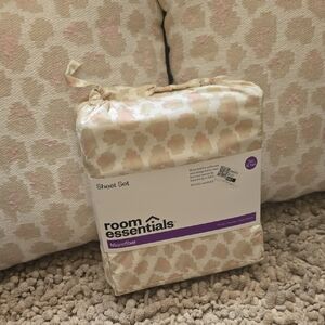 New Room Essentials Microfiber Sheet Set Cream and Pink 2 Matching Pillows